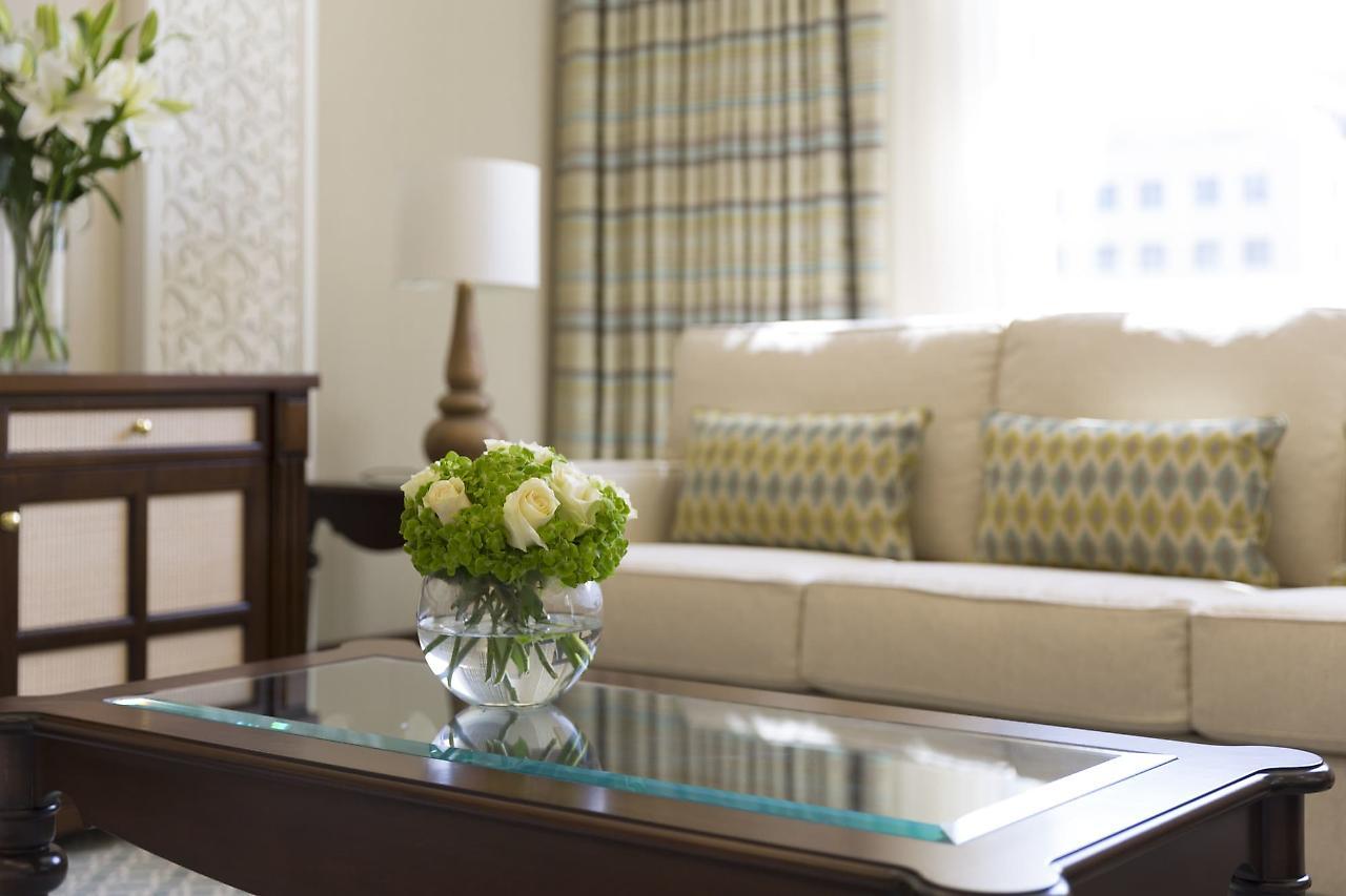 โรงแรมอัล นาจาดา โดฮา บาย ทิโวลี ภายนอก รูปภาพ A living room at the Ritz-Carlton, Boston