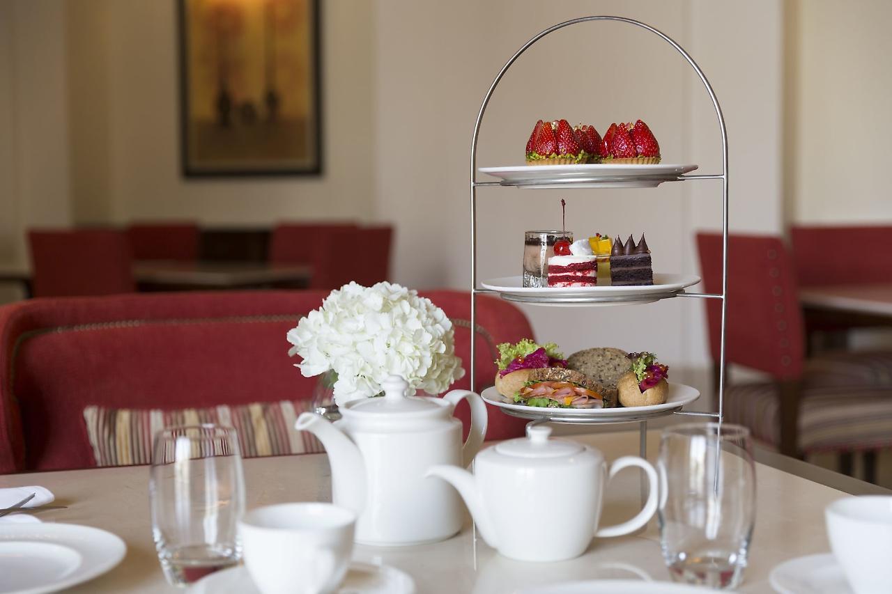 โรงแรมอัล นาจาดา โดฮา บาย ทิโวลี ภายนอก รูปภาพ Afternoon tea at the Jumeirah Emirates Towers Hotel, Dubai