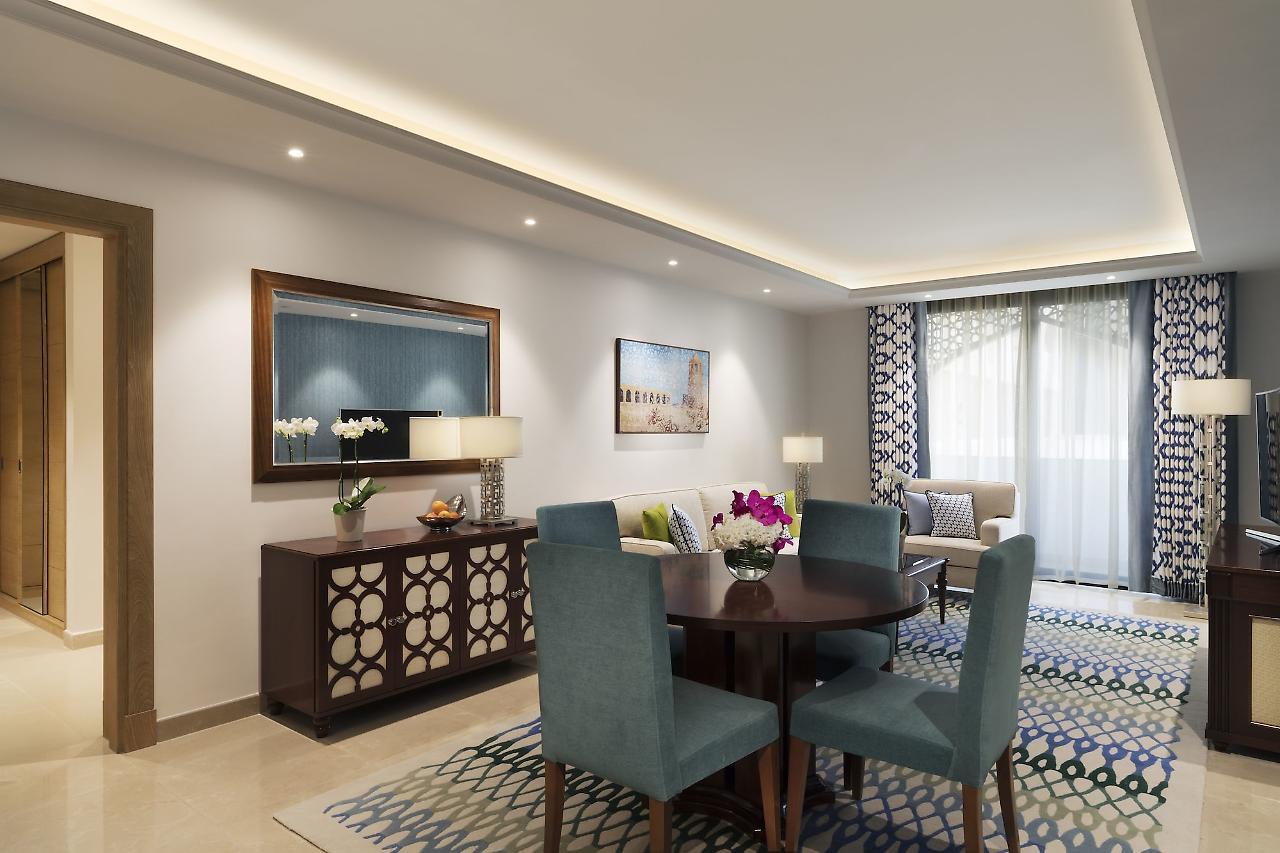 โรงแรมอัล นาจาดา โดฮา บาย ทิโวลี ภายนอก รูปภาพ A dining room