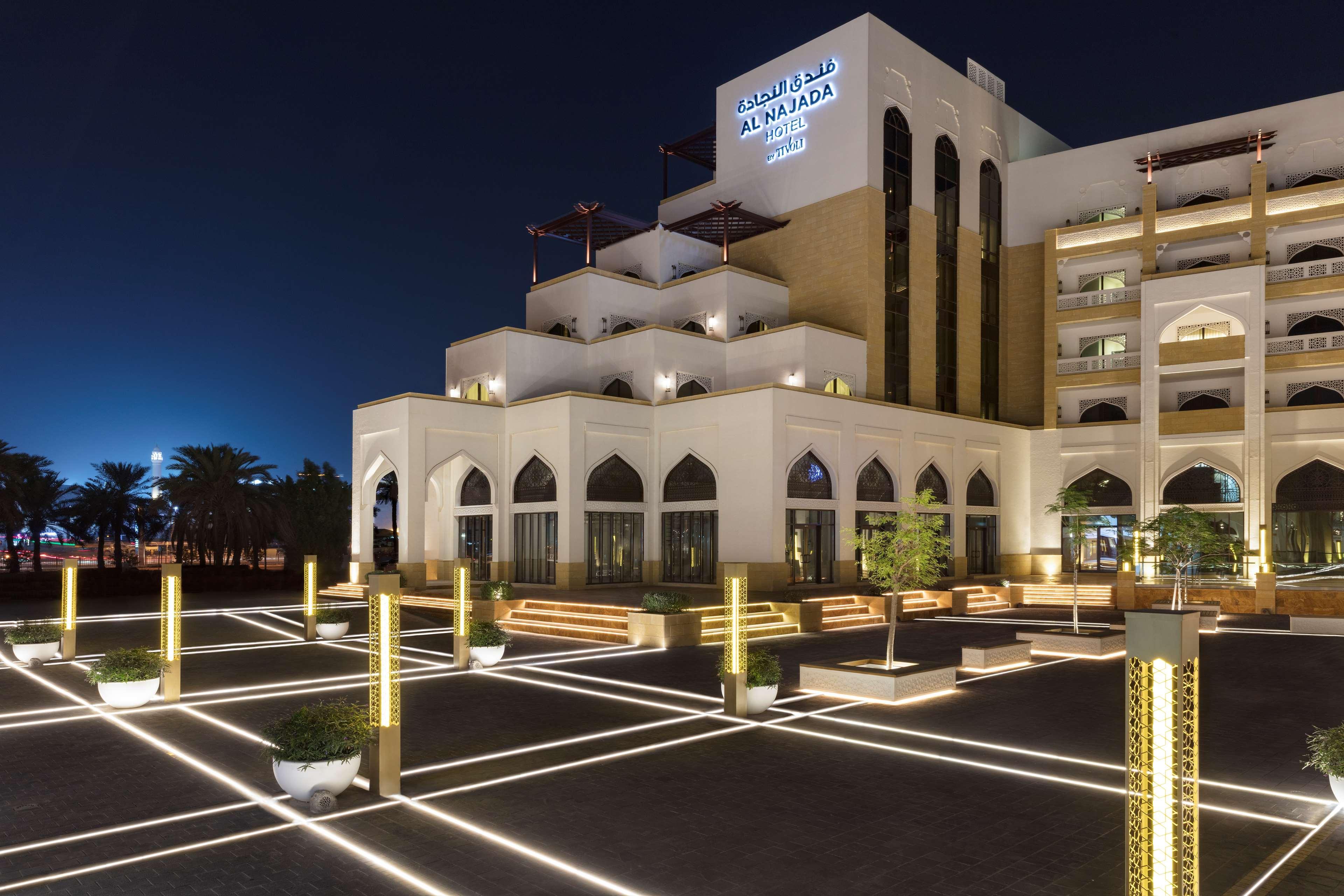โรงแรมอัล นาจาดา โดฮา บาย ทิโวลี ภายนอก รูปภาพ The hotel at night