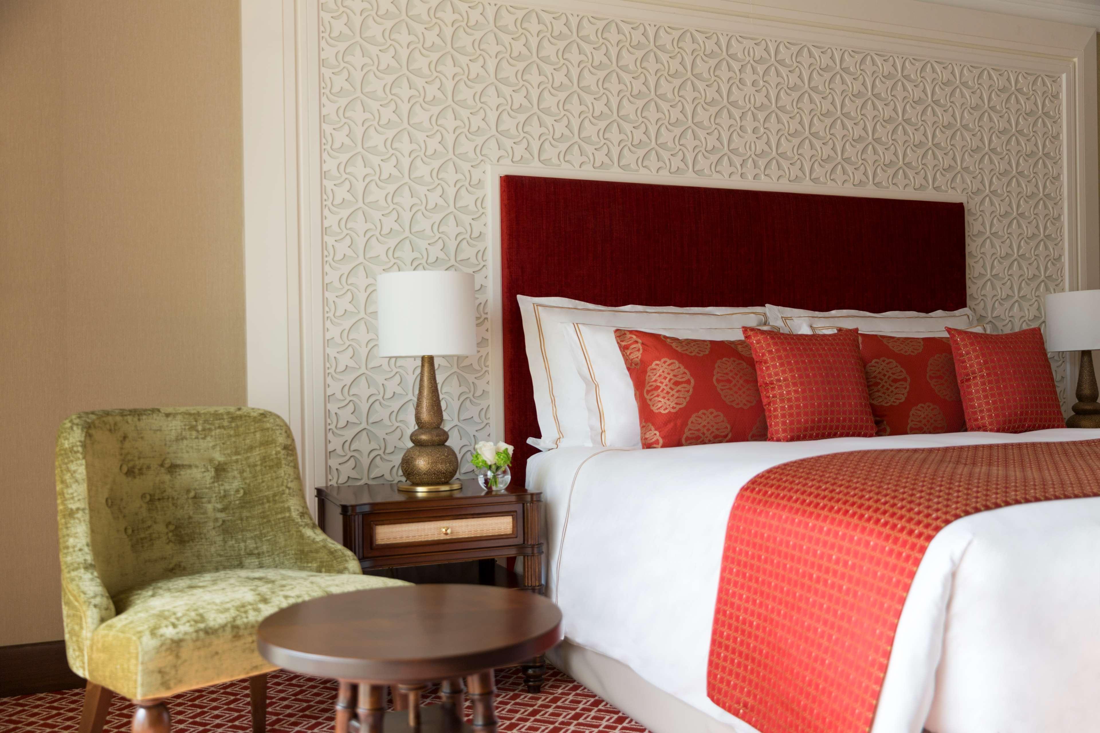 โรงแรมอัล นาจาดา โดฮา บาย ทิโวลี ภายนอก รูปภาพ A bedroom at the Taj Mahal Palace