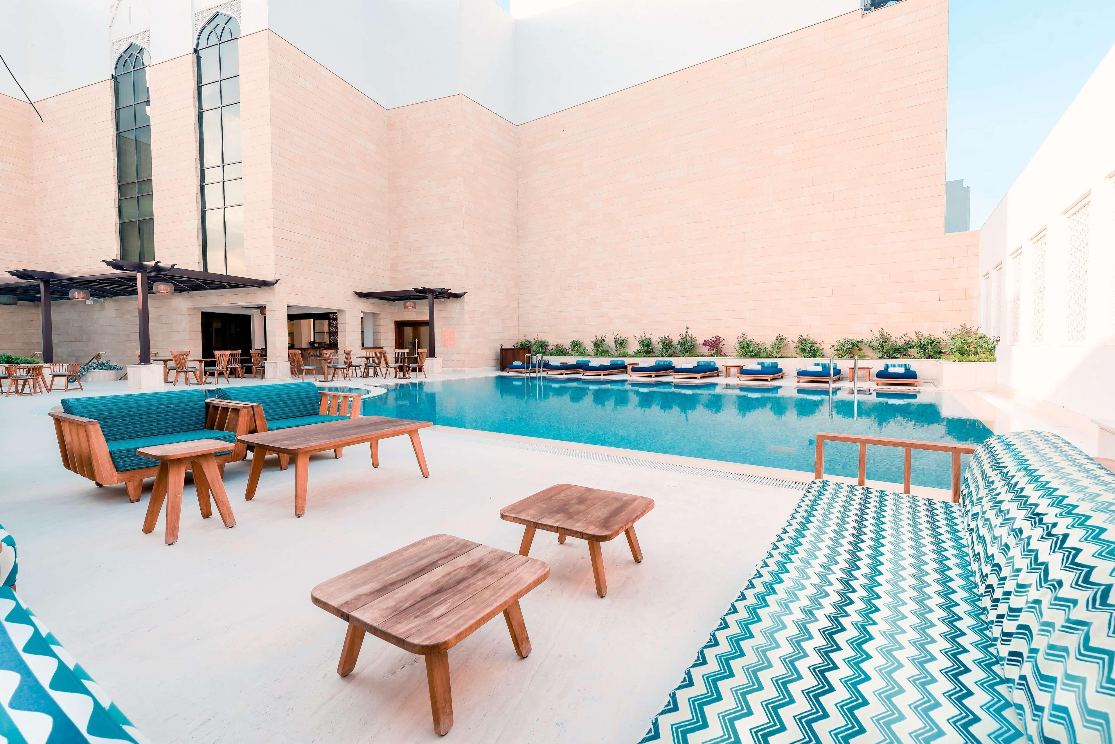 โรงแรมอัล นาจาดา โดฮา บาย ทิโวลี ภายนอก รูปภาพ The pool at the hotel
