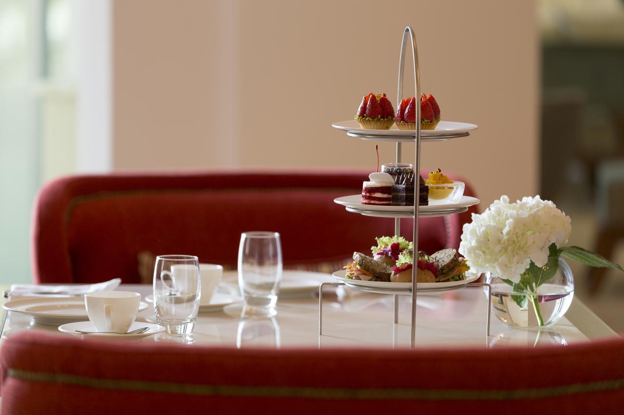 โรงแรมอัล นาจาดา โดฮา บาย ทิโวลี ภายนอก รูปภาพ Afternoon tea at the Ritz-Carlton, DIFC, Dubai