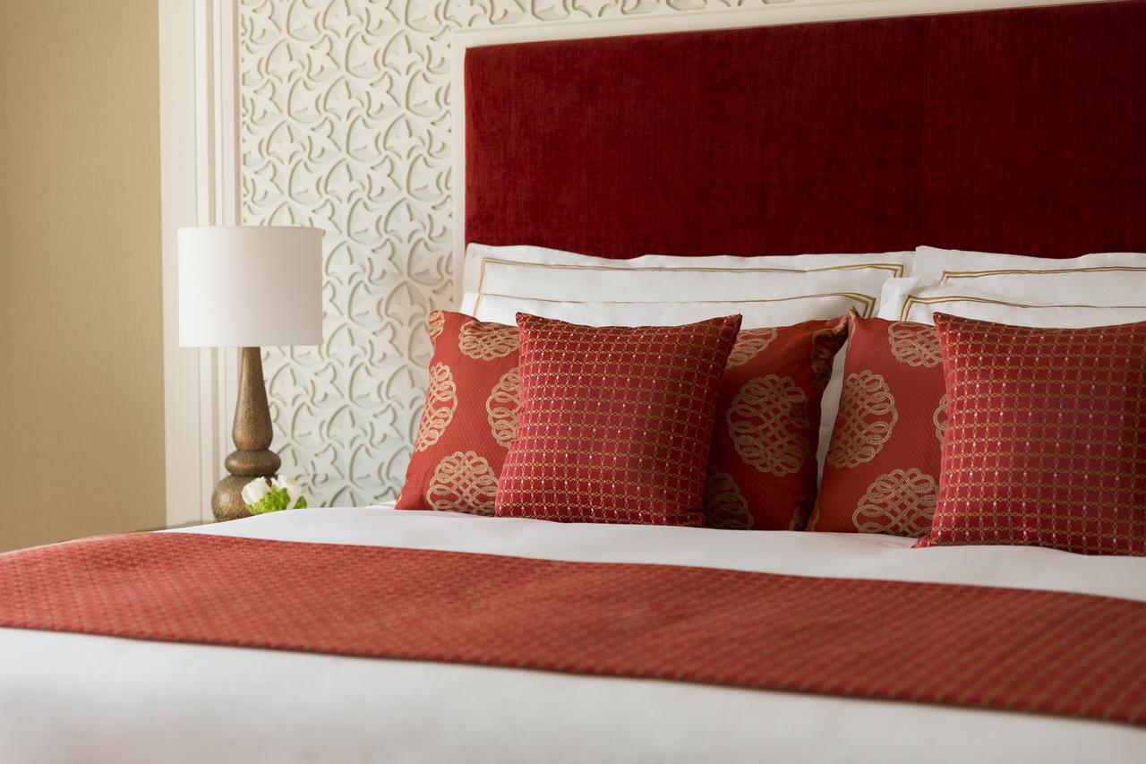 โรงแรมอัล นาจาดา โดฮา บาย ทิโวลี ภายนอก รูปภาพ A bed with cushions