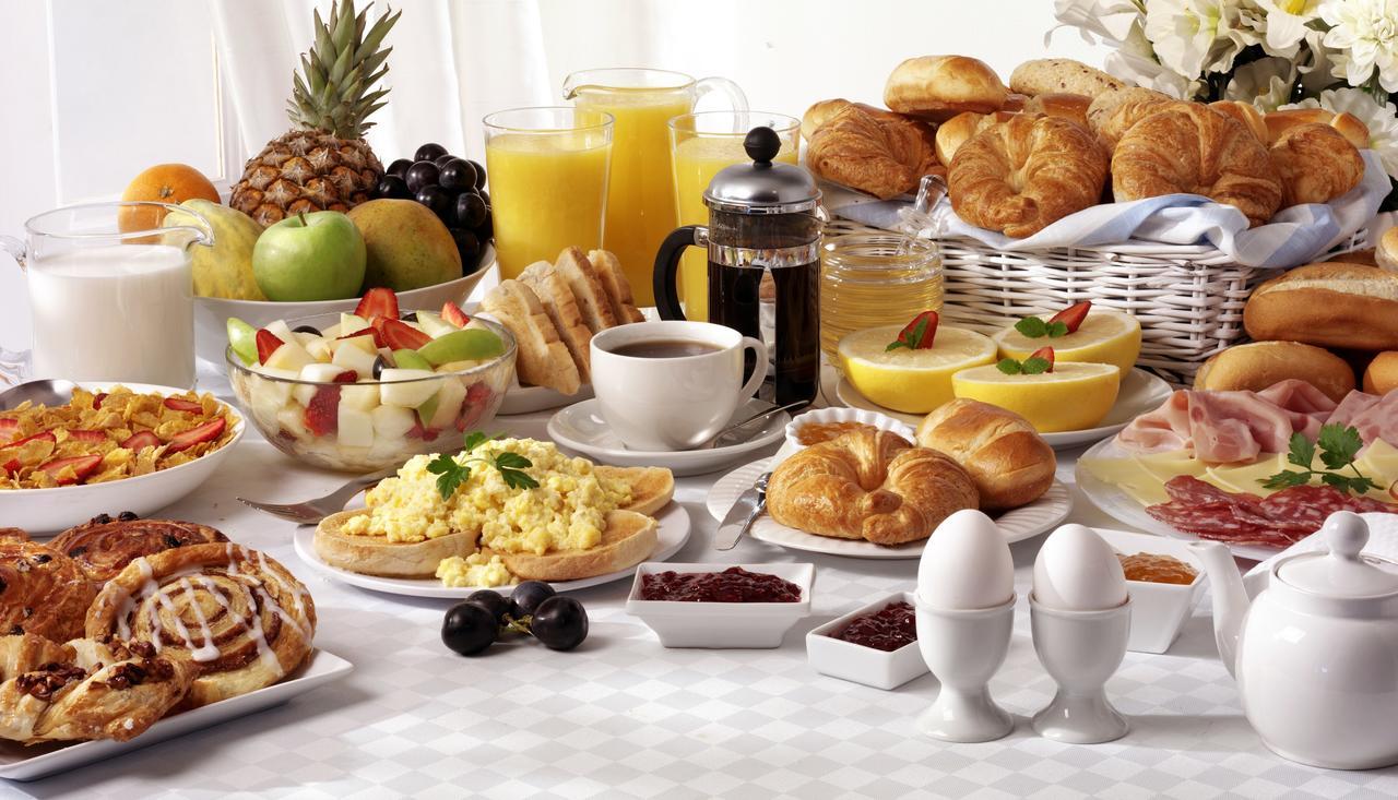 โรงแรมอัล นาจาดา โดฮา บาย ทิโวลี ภายนอก รูปภาพ A breakfast buffet